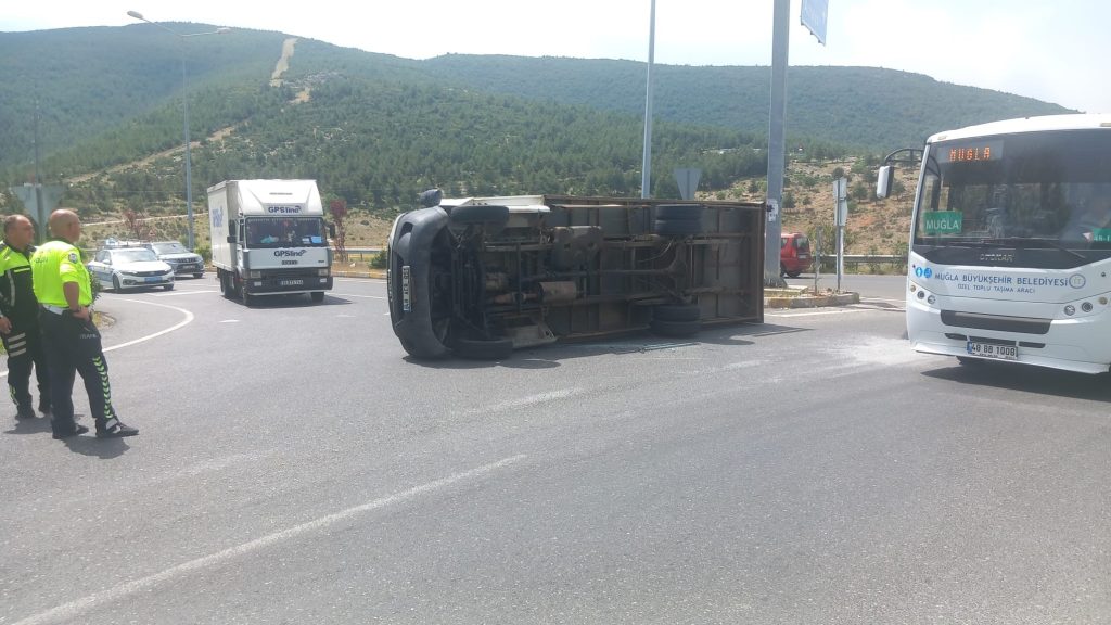 Menteşe kamyonet kazada yan yattı trafik kazası