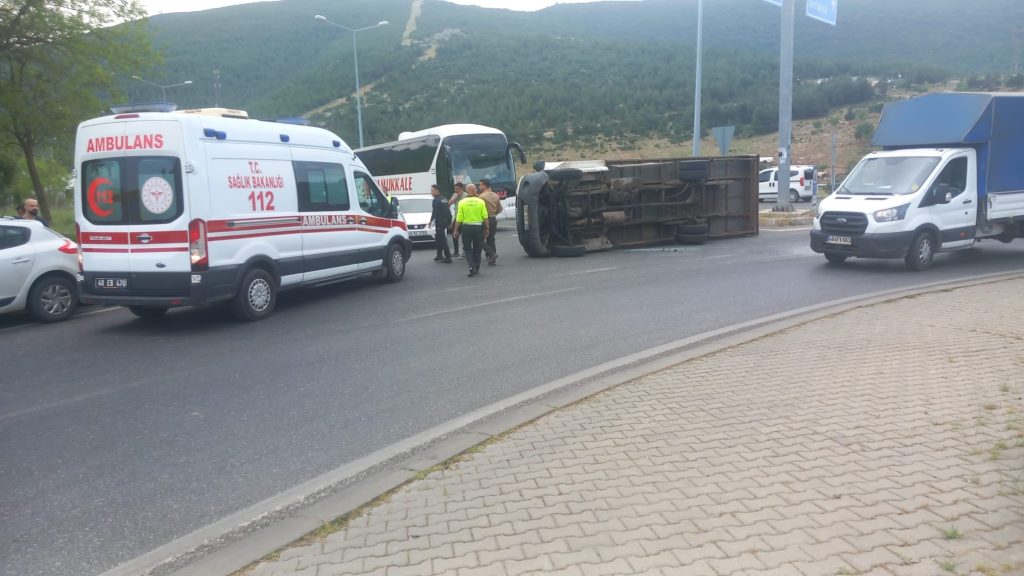 Menteşe kamyonet kazada yan yattı trafik kazası