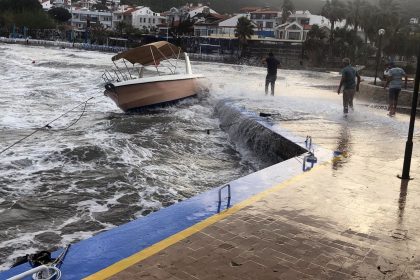Datça fırtına etkili oldu Tekneler