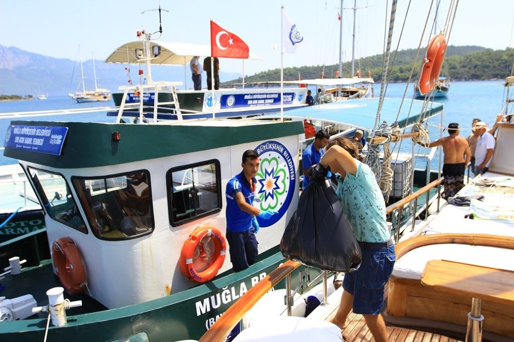 Muğla Büyükşehir Büyükşehir atık topladı bayram tatilinde dört atık alım teknesi 12 ton atık