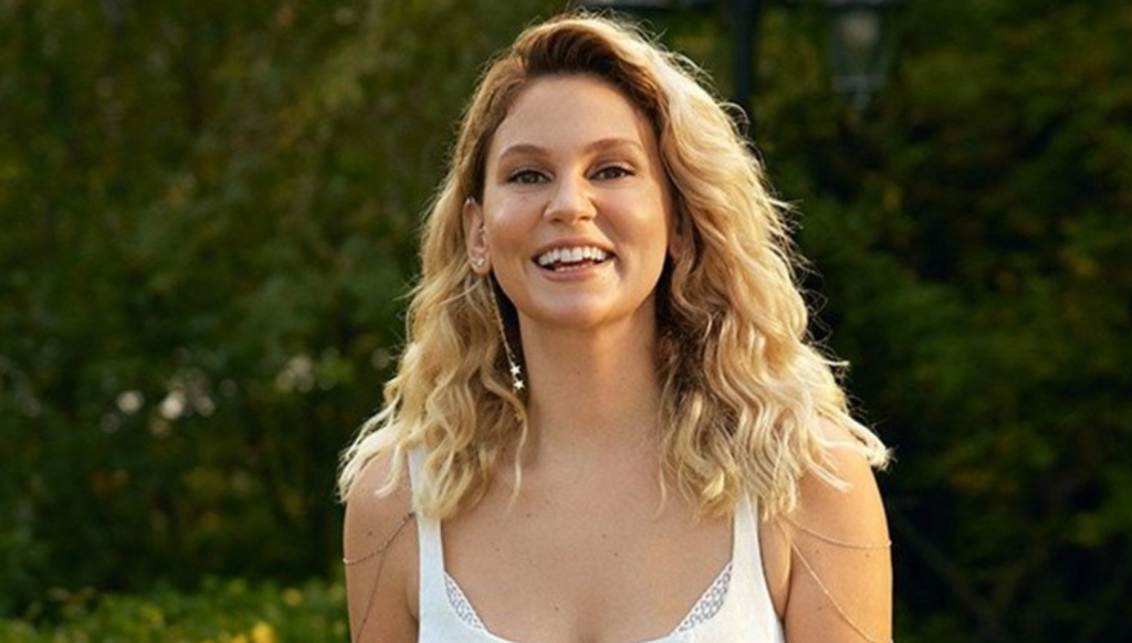 Şarkıcı ve oyuncu olan Farah Zeynep Abdullah'ı bulmak için 15 yaşındaki Kaan Çam'ın evden kaçtığı öne sürüldü.