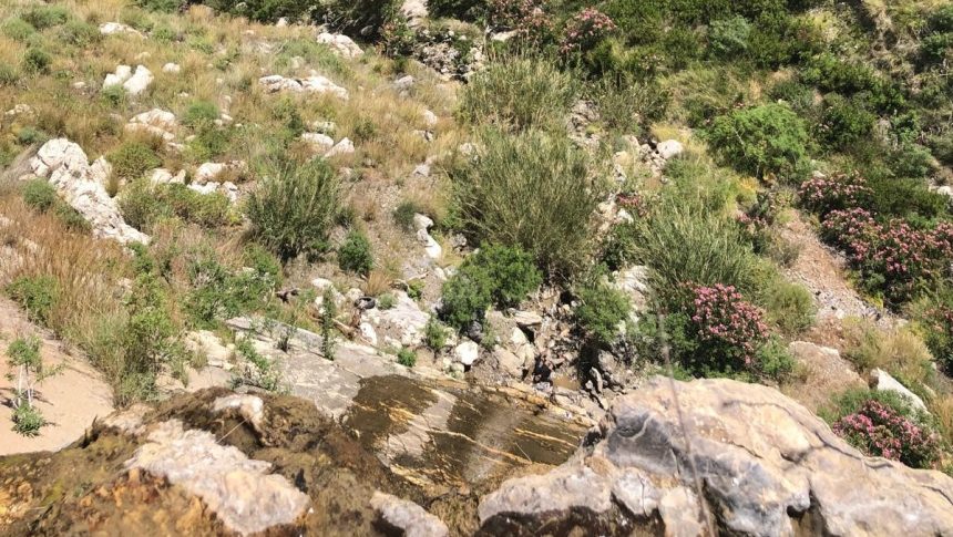 kayalıklara düşen,