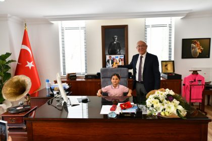 Fethiye Belediye Başkan Yardımcısı Oğuz Boleli, makamını öğrencilere bıraktı