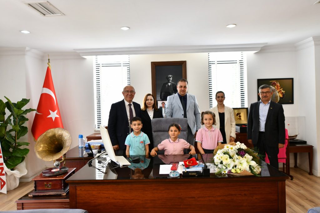 Fethiye Belediye Başkan Yardımcısı Oğuz Boleli, makamını öğrencilere bıraktı