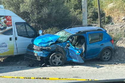 Bodrum’da trafik kazası, otomobil ile kamyonetin çarpıştığı,
