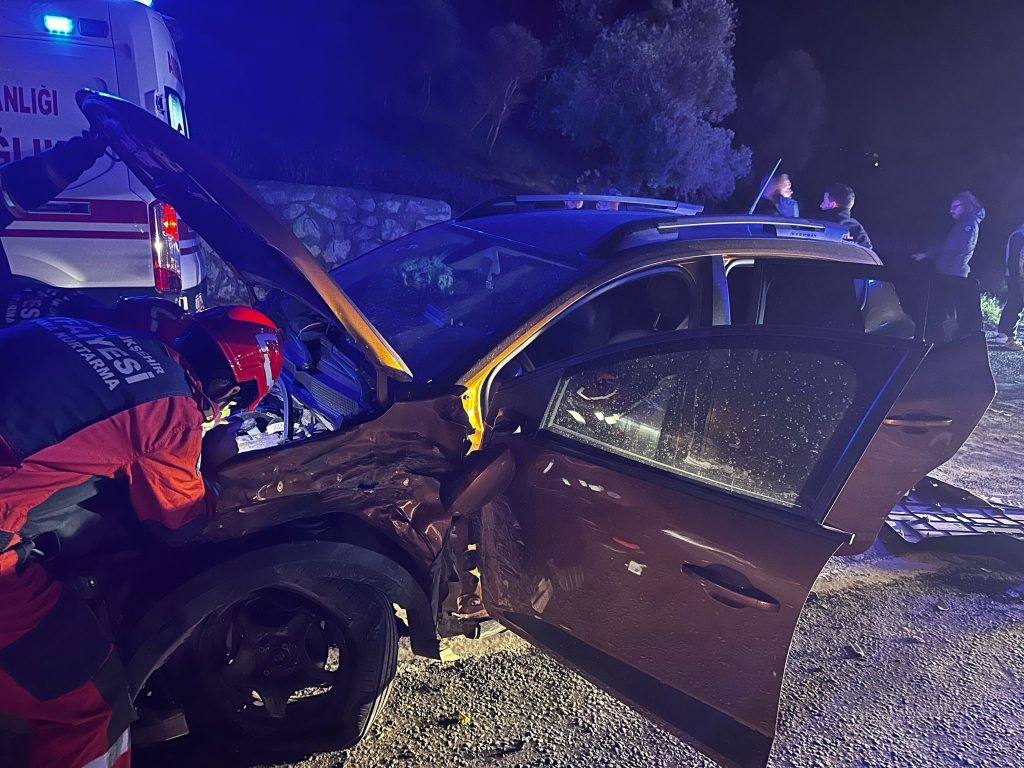 Milas’ta trafik kazası, Muğla’nın Milas ilçesinde, otomobil ana yola çıkan otomobil ile çarpıştı