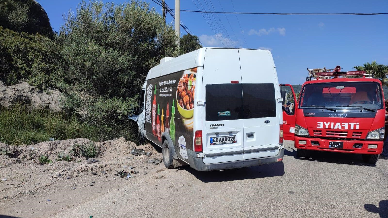 Bodrum’da trafik kazası, otomobil ile kamyonetin çarpıştığı,