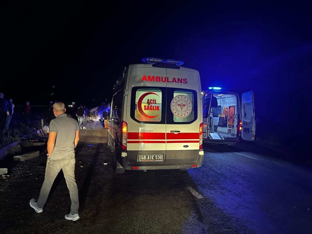 Milas’ta trafik kazası, Muğla’nın Milas ilçesinde, otomobil ana yola çıkan otomobil ile çarpıştı