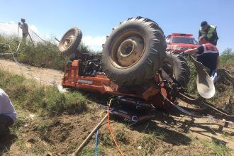Yatağan’da devrilen traktörün altında, traktörün altında kalarak