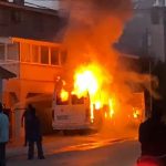 Fethiye’de minibüste çıkan yangın, minibüste çıkan yangın binaya