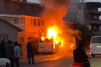 Fethiye’de minibüste çıkan yangın, minibüste çıkan yangın binaya