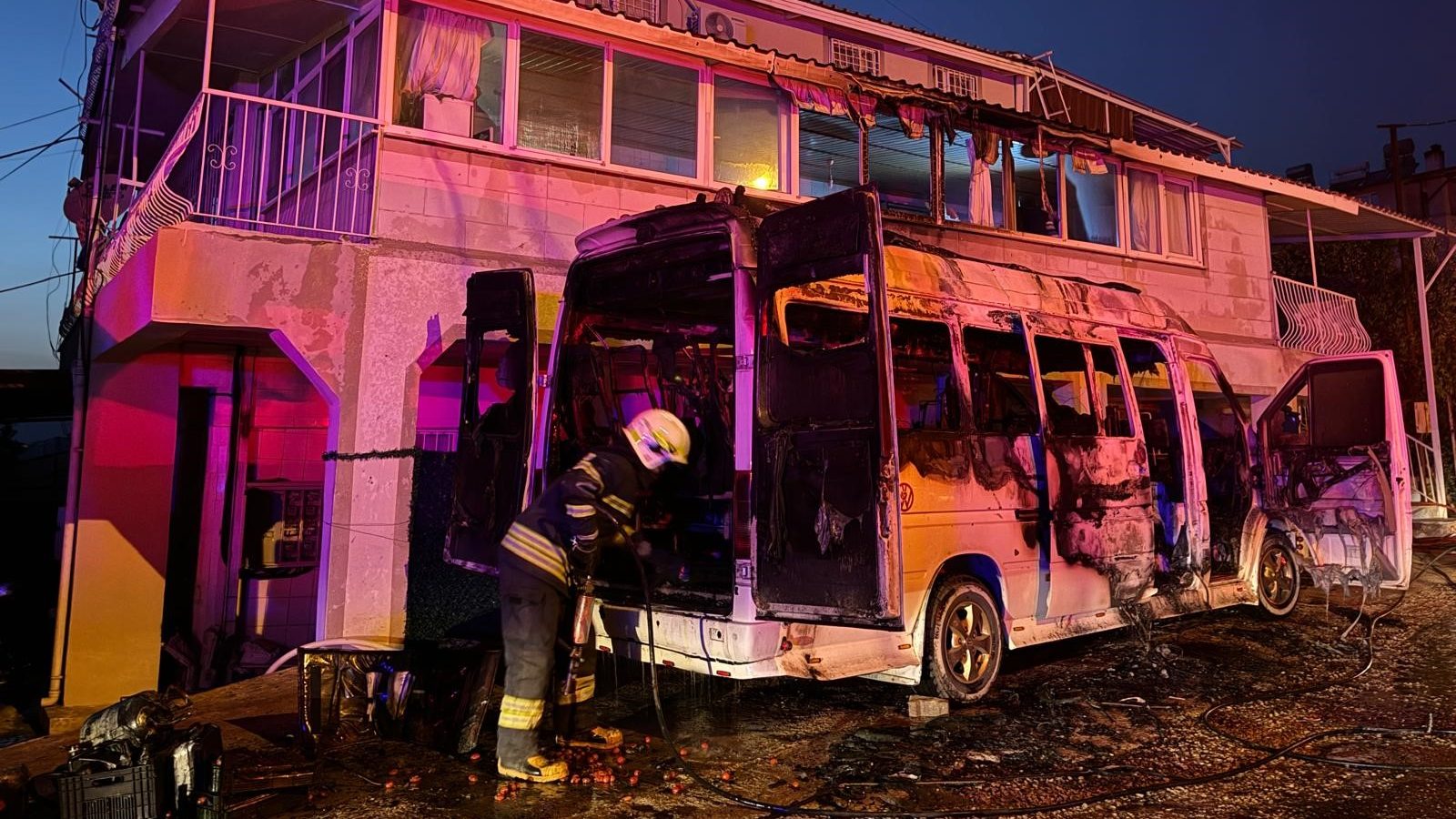 Fethiye’de minibüste çıkan yangın, minibüste çıkan yangın binaya