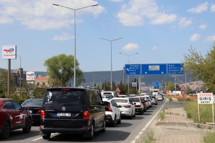 Muğla’da araç kuyruğu,