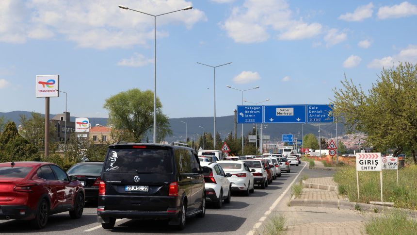 Muğla’da araç kuyruğu,