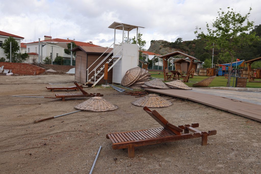 Marmaris'te hortum, fırtına hortuma dönüştü, belediye binaları ile bazı tesislerde hasar