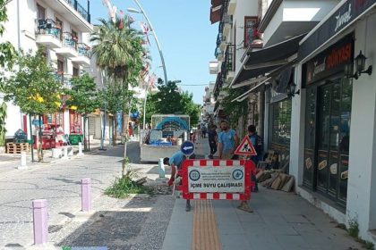 Datça’da içme suyu hatlarını, arızalanan içme suyu hattı