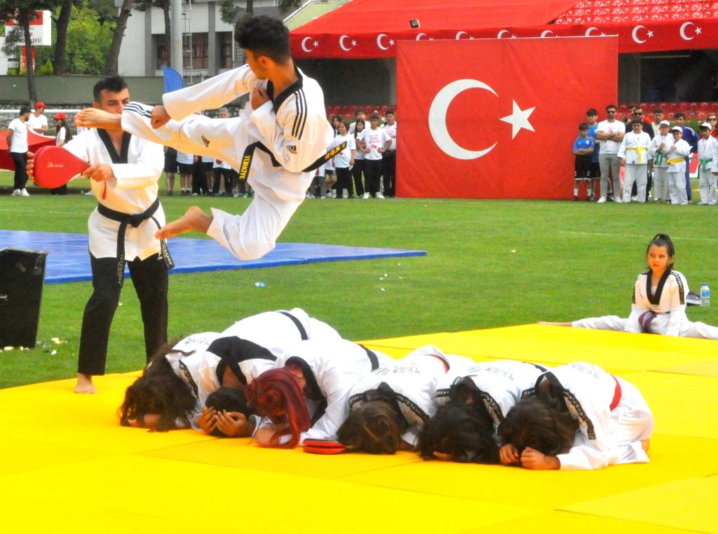 Muğla'da Gençlik ve Spor Bayramı, yürüyüş ve etkinliklerle kutlandı