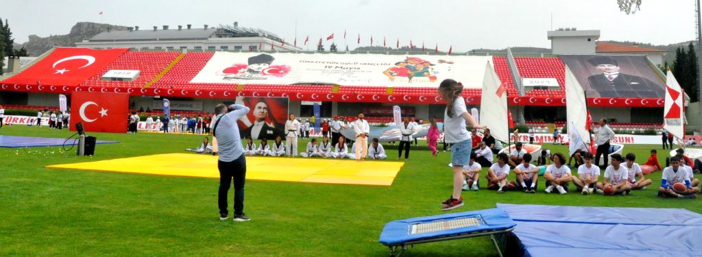 Muğla'da Gençlik ve Spor Bayramı, yürüyüş ve etkinliklerle kutlandı