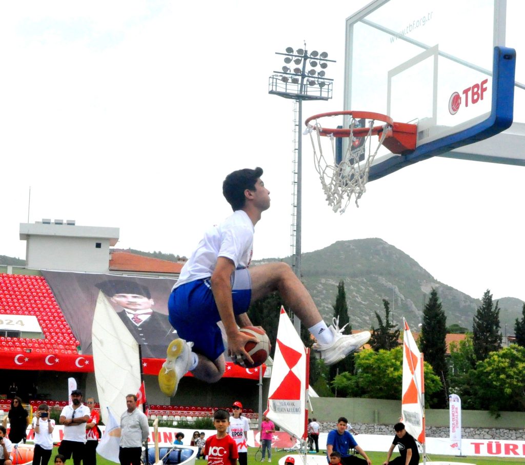 Muğla'da Gençlik ve Spor Bayramı, yürüyüş ve etkinliklerle kutlandı