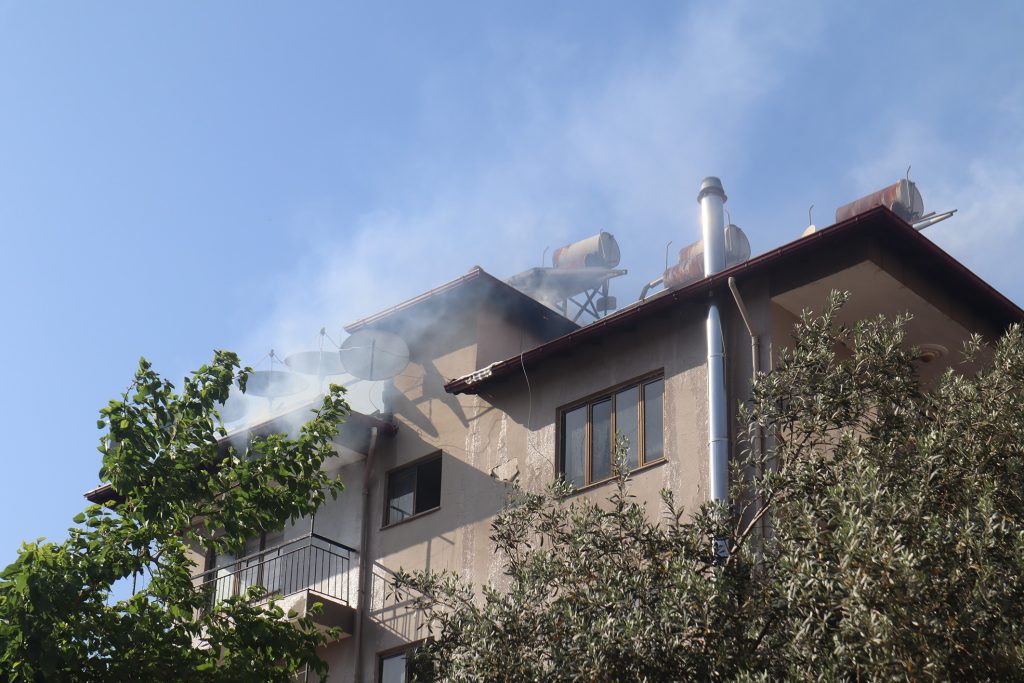 ortaca yangın bina yangını Çatı katı