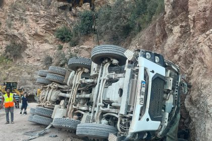Marmaris mikser devrildi Sinpaş’ın inşaatı beton mikseri devrildi trafik kazası