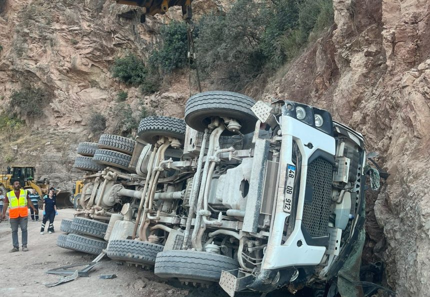 Marmaris mikser devrildi Sinpaş’ın inşaatı beton mikseri devrildi trafik kazası