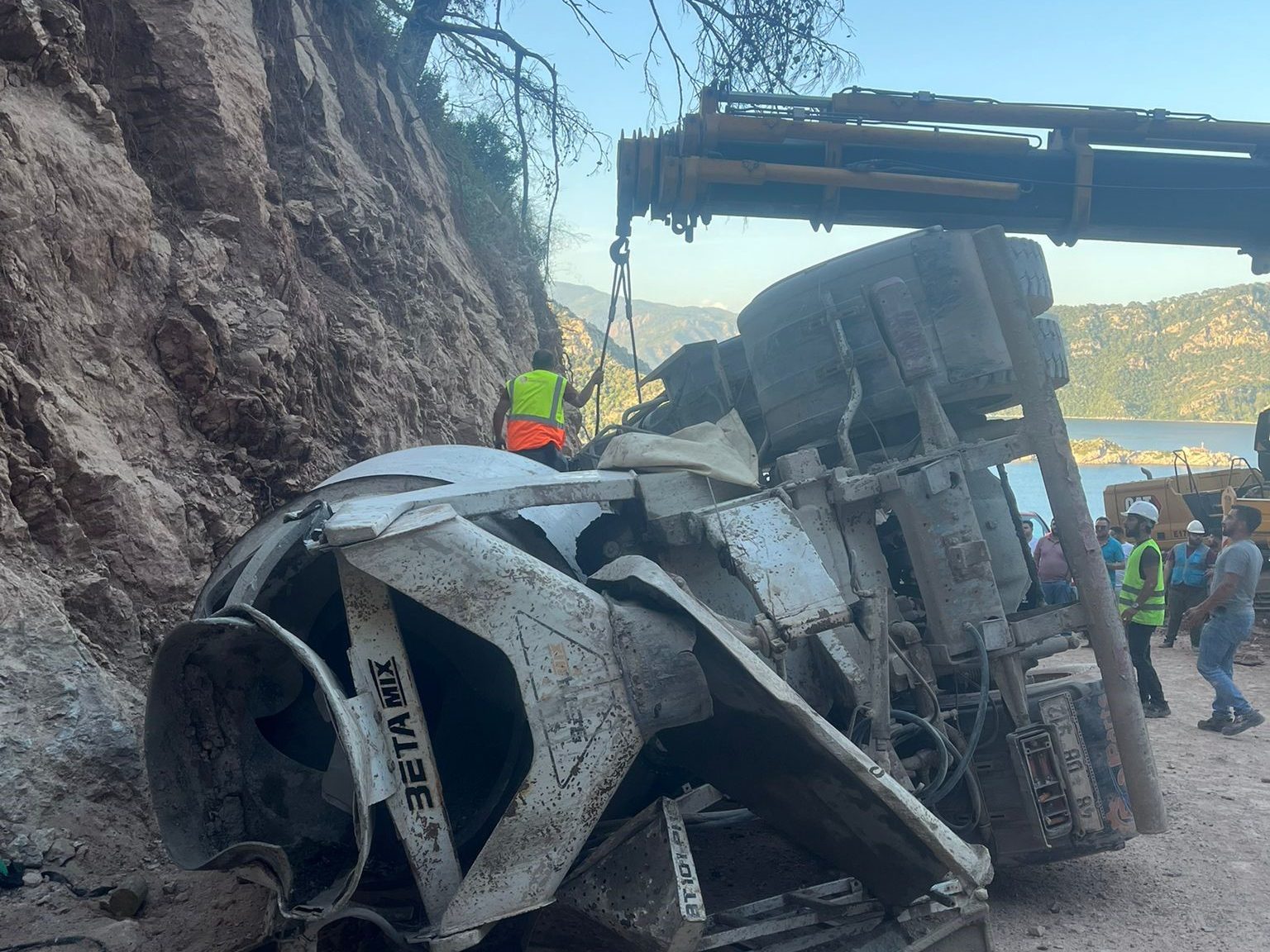 Marmaris mikser devrildi Sinpaş’ın inşaatı  beton mikseri devrildi trafik kazası
