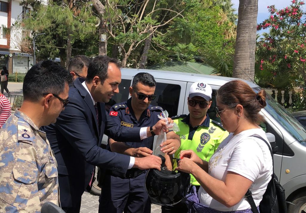 Datça'da Trafik Haftası kask hediye motosiklet