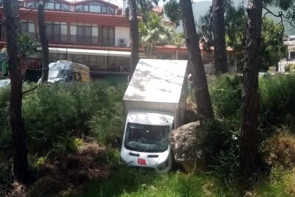 Ula kamyonet Ula trafik kazası Ula kamyonet ormana