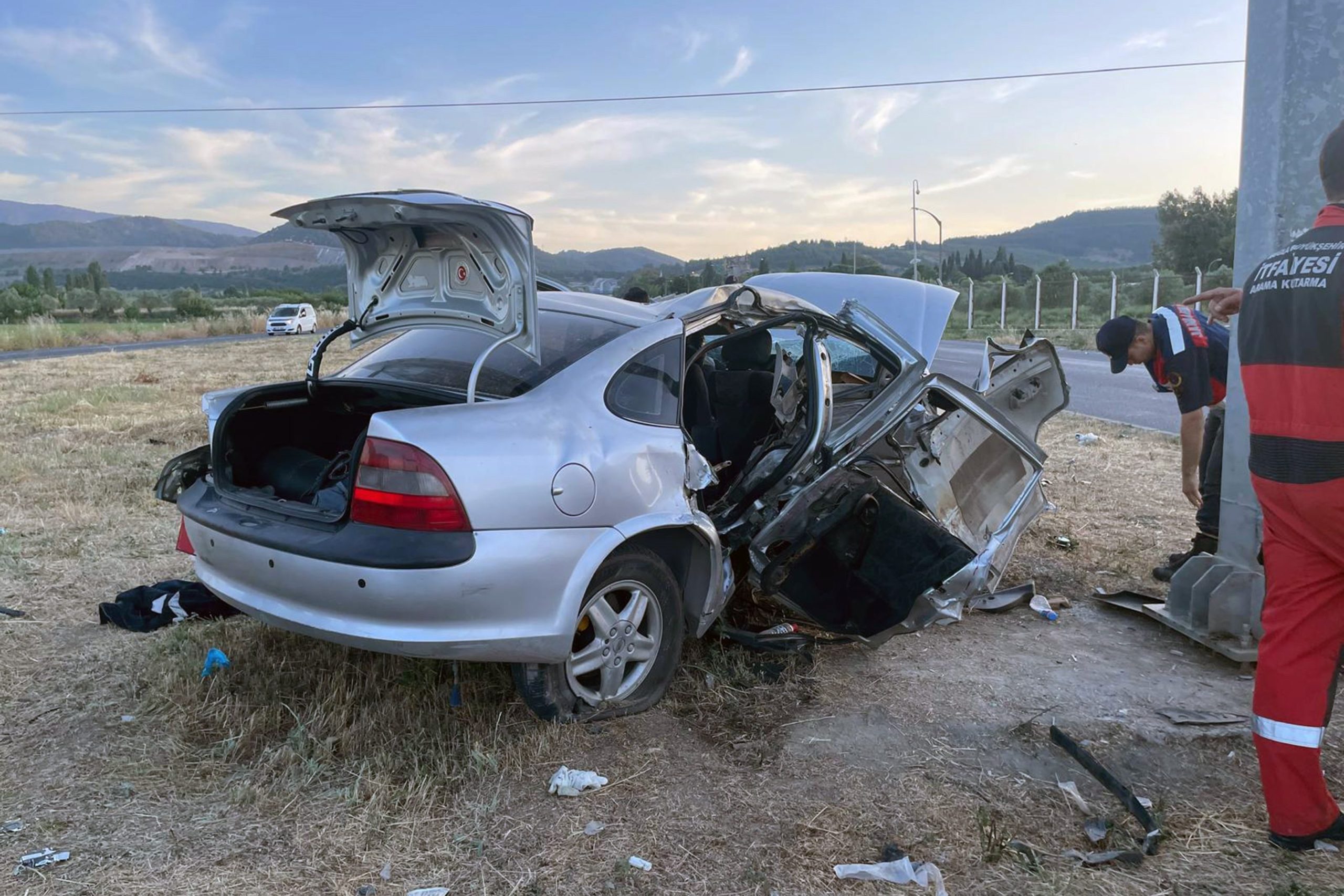 Yatağan trafik kazası, yatağan kaza, yatağan otomobil kazası, yatağan, yatağan otomobil bariyerlere 