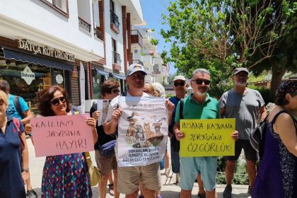 Datça'da protesto Şezlongsuz Datca İnisiyatifi sokak hayvanları yasa tasarısı sokak köpekleri