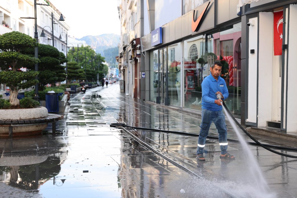 Marmaris Belediyesi yangın uyarı tabelası temizlik işleri
