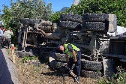 Köyceğiz’de beton mikseri, beton mikseri devrildi