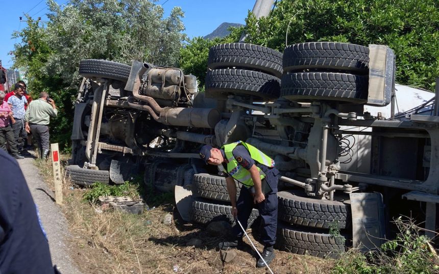Köyceğiz’de beton mikseri, beton mikseri devrildi