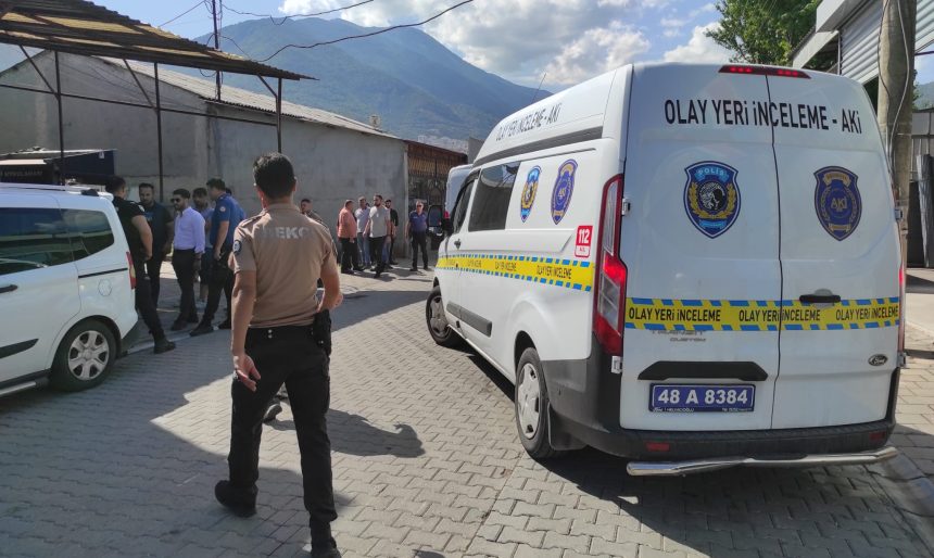 Fethiye’de, sokakta bir kişinin cansız bedenini