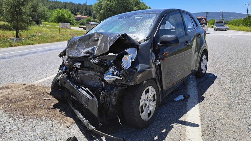 Muğla’da trafik kazası, otomobil kamyonete çarptı