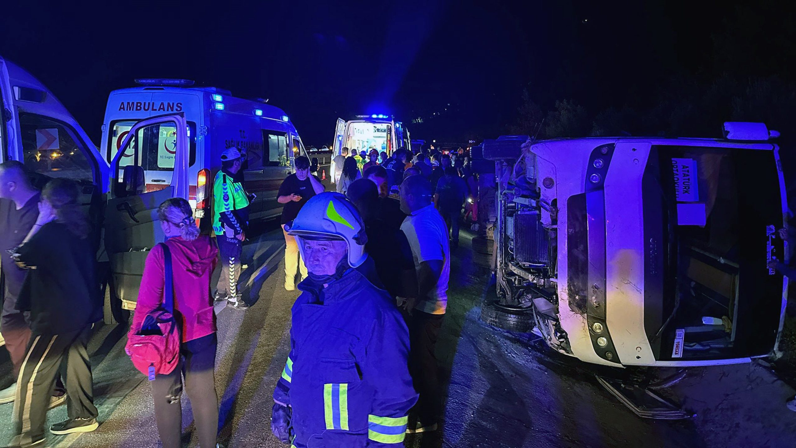 Fethiye'de trafik kazası, midibüs şarampole uçtu