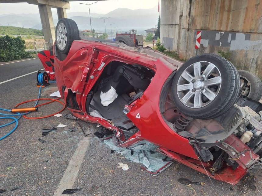 Muğla’da kontrolden çıkan otomobil, Muğla’da trafik kazası, otomobilin takla attığı kazada
