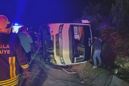 Fethiye'de trafik kazası, midibüs şarampole uçtu