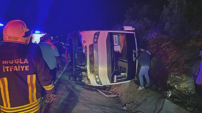 Fethiye'de trafik kazası, midibüs şarampole uçtu