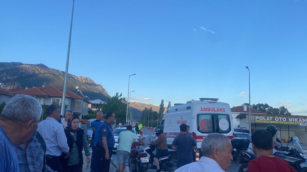 Köyceğiz’de trafik kazası, otomobil ile motosiklet çarpıştı