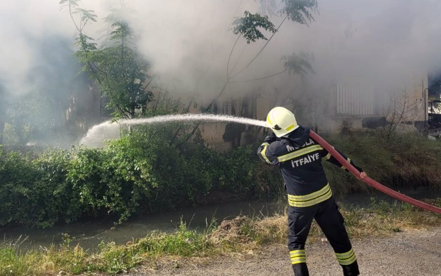 Ortaca’da evde yangın çıktı, hediyelik eşya üretimi yapılan tek katlı evde