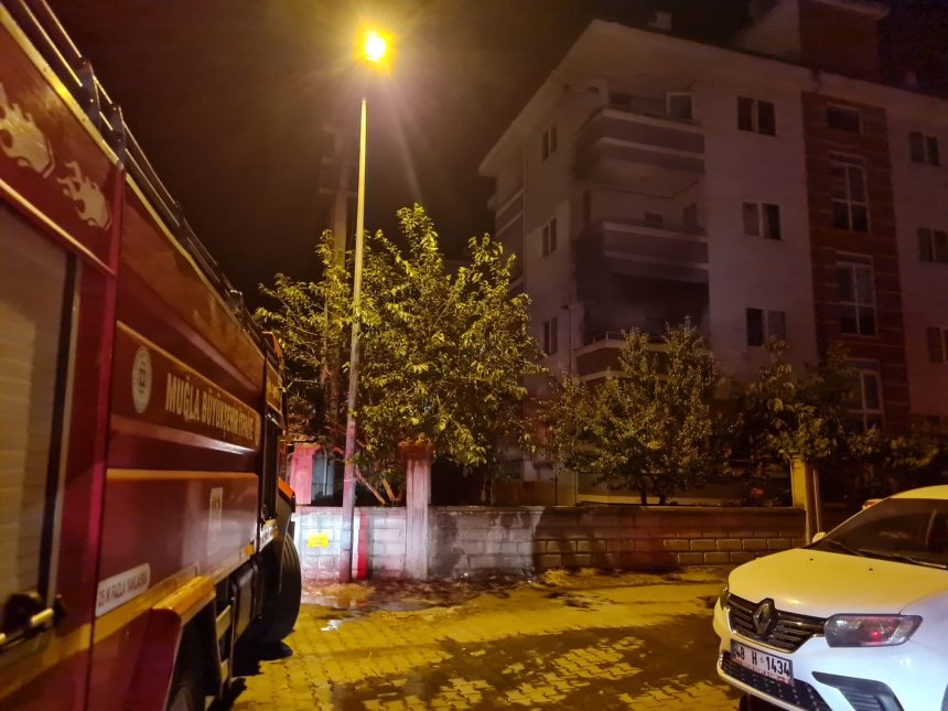 Menteşe'de balkon yangını menteşe yangın Menteşe'de balkon yandı