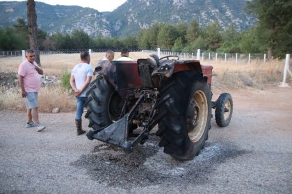 traktör yangını Menteşe traktör yangını menteşe traktör menteşe yangın seyir halindeki traktör yandı