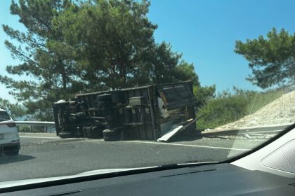 sakar kamyon devrildi sakar trafik kazası sakar iki kişi yaralandı ula sakar rampası