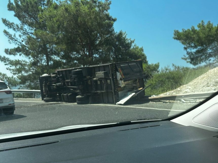 sakar kamyon devrildi sakar trafik kazası sakar iki kişi yaralandı ula sakar rampası
