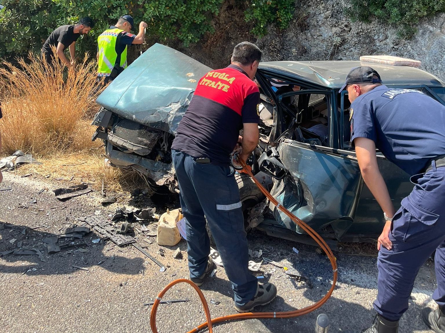 milas beş kişi  Milas trafik kazası milas kaza milas'ta bir kişi hayatını kaybetti