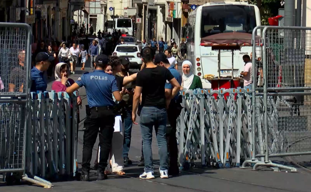  anahtar kelimeleri kullanarak İstanbul Valiliği'nden Onur Yürüyüşü engeli: Taksim Meydanı'na yaya girişi kapatıldı
İstanbul Valiliğince, 10. Trans Onur Yürüyüşü kapsamında düzenlenecek Onur Yürüyüşü nedeniyle Taksim Meydanı'nı yaya girişleri kapatıldı. İstanbul Valiliği tarafından 17-23 Haziran arasında düzenlenen 10'uncu İstanbul Trans Onur Haftası kapsamında bugün, Taksim Meydanı'nda düzenlenmek istenen Onur Yürüyüşü nedeniyle Taksim Meydanı yaya girişine kapatıldı.Meydanın çevresi polis barikatıyla kapatılarak yaya girişine izin verilmedi. Taksim Meydanı'na çıkan yollar araç trafiğine açık bırakılırken M2 Yenikapı-Hacıosman Metro Hattı'nın Taksim ve Şişhane istasyonları ile F1 Taksim-Kabataş Füniküler hattı İstanbul Valiliğinin kararıyla 10.00 itibariyle ikinci bir duyuruya kadar kapatıldı.Metro hattının kapatıldığından haberi olmayanlar farklı noktalara yönlendirildi. haberi değiştirerek yeniden yaz
