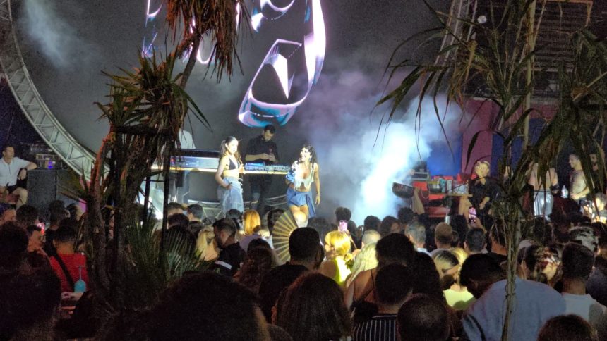 Marmaris’te Hande Yener konser verdi, kulüpte konser veren Hande Yener, bir kulüpte Hande Yener konser verdi