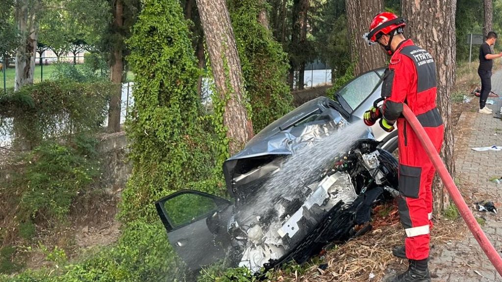 Fethiye’de trafik kazası, trafik kazasında, yoldan çıkarak ağaca çarptı